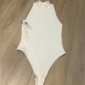 Aritzia Babaton Hadid Contour Mockneck Bodysuit White in Size XXS
